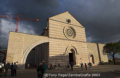 The interior has the same layout as the Upper Basilica of St Francis