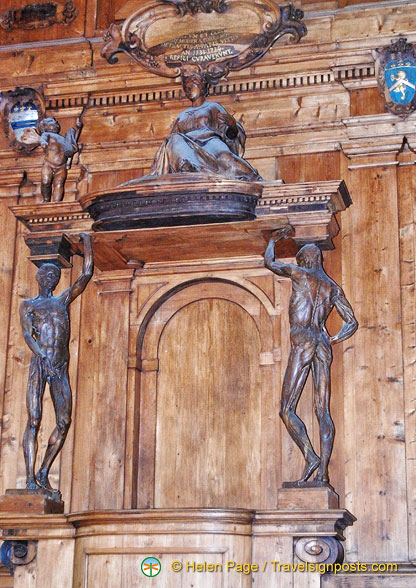 The Cattedra del Lettore (teacher's desk) is flanked by two statues of Spellati (skinned men).