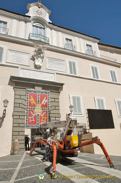 Machinery dismantling props for Pope's audience