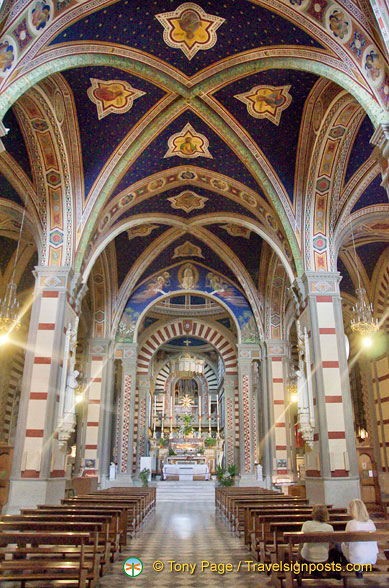 Central nave of the Basilica of Santa Margherita
