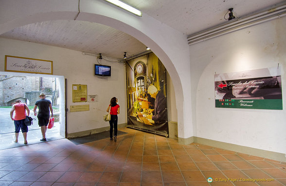 Entrance area of the Scuola del Cuoio
