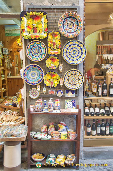 Ceramic and gift shop along Via del Duomo