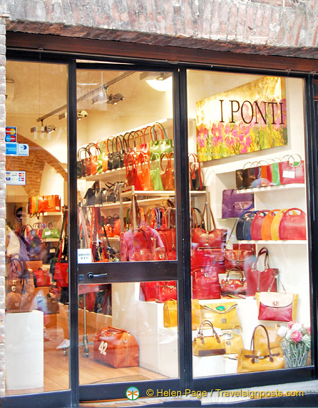 I Ponti, a leather shop on via di Città