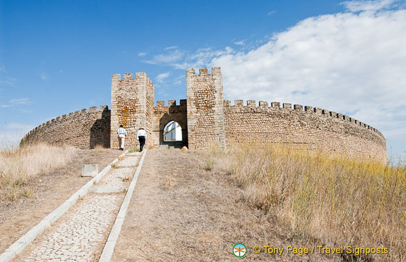 Giant steps up to Arraiolos castle
