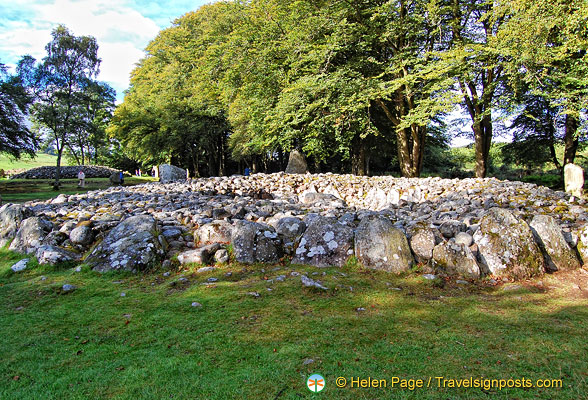 The Central Ring Cairn does not have a passage