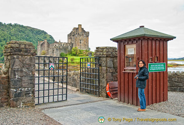 Me at the Eilean Castle gate