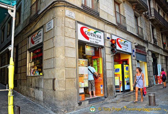 Conesa is on the corner of Carrer de la Llibreteria and Carrer del Paradis