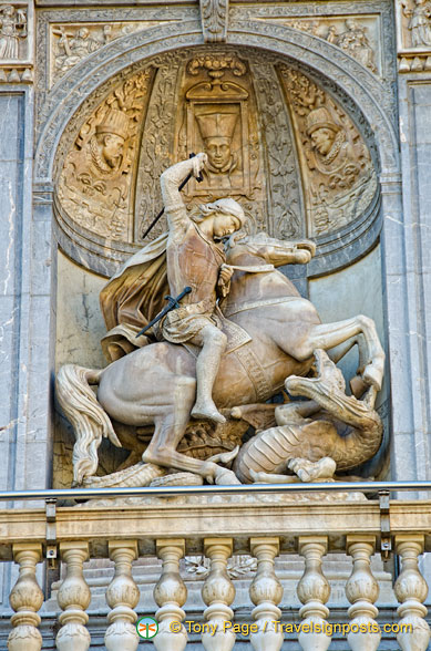 Sculpture above the entrance of the Palau de la Generalitat