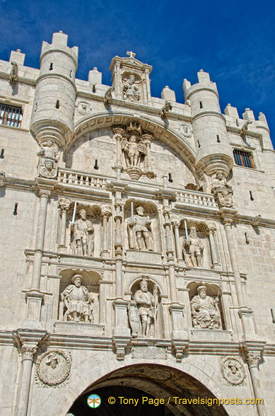 A close-up of the statues on the Arco de Santa Maria