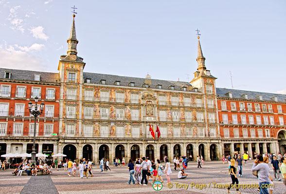 Casa de la Panaderia (Bakery House) now houses the Madrid Tourist Board and on the  ground floor is the tourism office.