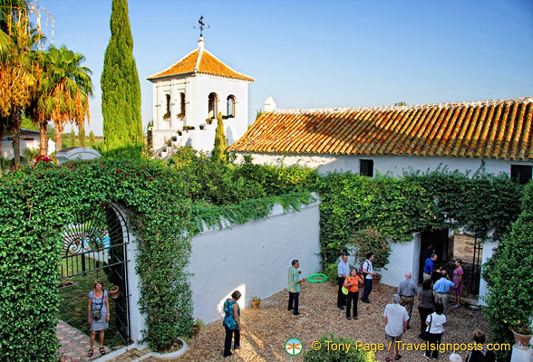 A garden courtyard of the Hacienda Los Miradores