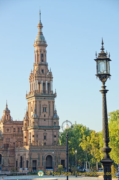 This Plaza de España tower is fashioned after La Giralda
