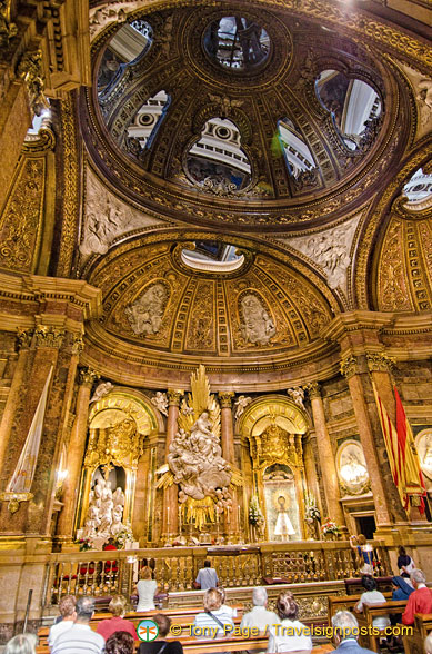Basilica del Pilar: The Holy Chapel is the centre of religious life in Zaragoza
