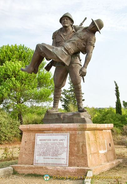 Mehmetçik Memorial shows a Turkish soldier carrying an Australian soldier to his trench.