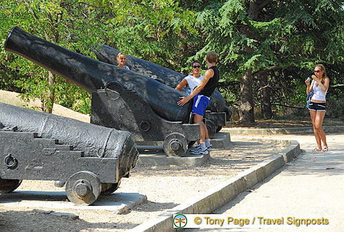 Malakoff Hill: Ship cannons from WWII