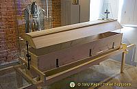 A re-usable coffin - not one of the successful ideas of Joseph II 