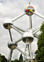 20 tubes connect the Atomium's nine spheres