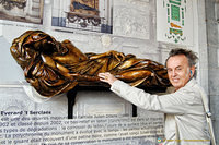 Tony touching the arm of Everard 't Serclaes to ensure that he returns to Brussels