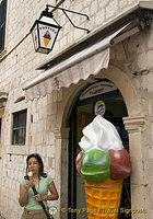 Fontana Ice-cream parlour opposite the Big Fountain of Onofrio