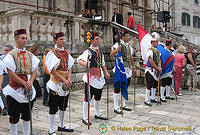 A ceremonial parade to the city gates