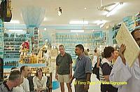 A shopping stop in the Alabaster factory.
[Alabaster factory - Egypt]