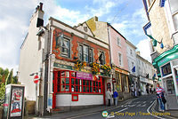 The Golden Lion pub on High Street - St Ives