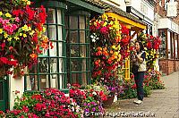 Colourful flower displays on one of Stratford-upon-Avon's main streets [Stratford-upon-Avon - England]