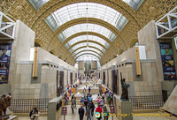 Grand central aisle, on the ground floor, of the Musée d'Orsay, guarded by the Statue of Liberty