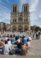 Art students sketching the Notre-Dame