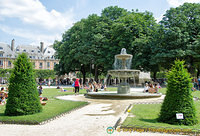Place des Vosges fountain