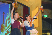 Singing the Hofbräuhaus song