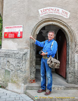 Tony pointing to the Löpsinger Tor Stadtmauermuseum