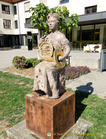 Musician statue 