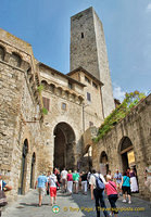 Torre dei Becci and the Arco dei Becci leading to the Piazza della Cisterna