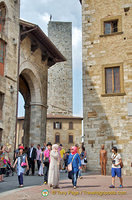 The passage between Piazza della Cisterna and Piazza Duomo