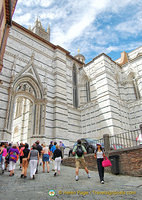 Walking to the Siena Cattedrale