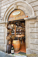 La Bottega dei Sapori Antichi where you can enjoy cheese and cold meats