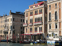 The luxurious Il Palazzo Hotel (middle building)