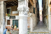 Tourists take a break with an old rat on Fondamenta del Tragheto