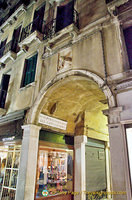 Sotoportego e Calle del Cappello Nero off Piazza San Marco