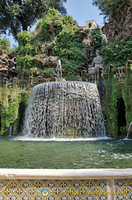 The Oval Fountain with statues of mytholigical heroes