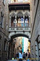 Modern Gothic-style bridge which connects the Palau de la Generalitat with the Canons' Houses.