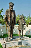 Statue of the oldest First World War Turkish veteran and his great-great-granddaughter
