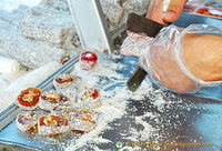 Cutting pieces of Turkish delight from a roll