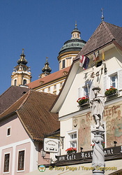 Kolomanibrunnen in the middle of Melk town square