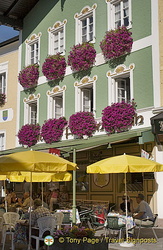 There are many cafes and places to eat in Mondsee