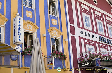There are many cafes and places to eat in Mondsee