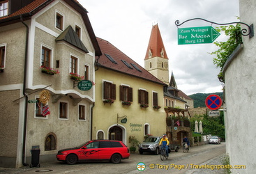 Many weinguts and gastehauses in Weissenkirchen