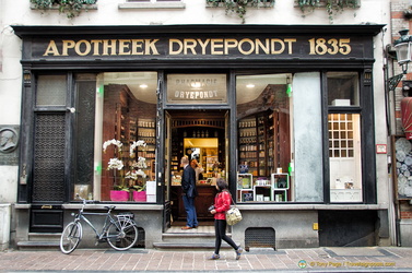 Apotheek Dryepondt, a well established pharmacy at Wollestraat 7