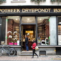 Apotheek Dryepondt, a well established pharmacy at Wollestraat 7